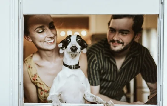 Familia acompañando a su mascota